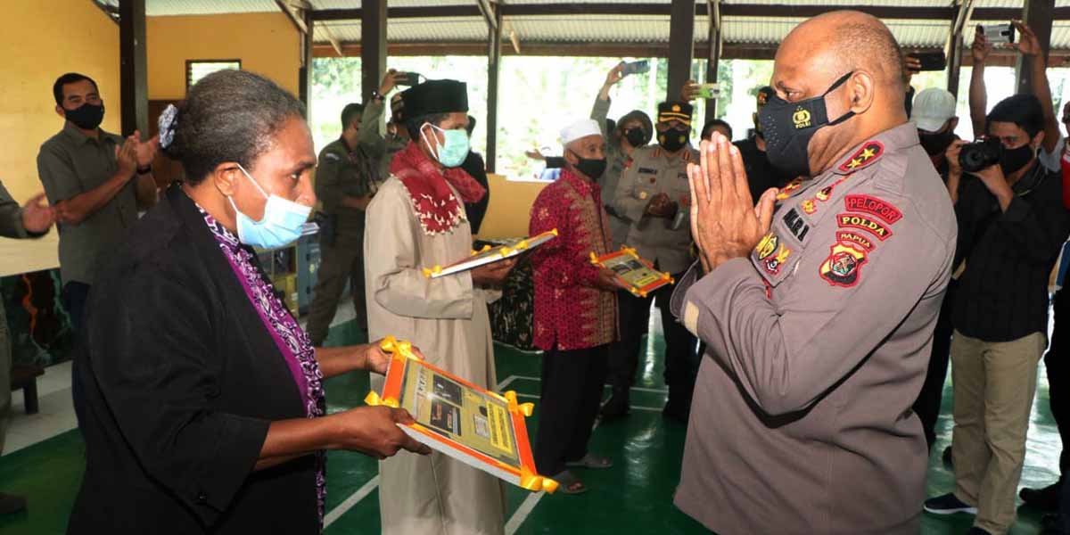 kapolda-papua-beri-bantuan-ke-sejumlah-rumah-ibadah